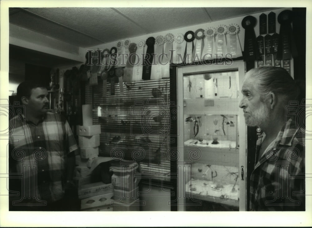 1994 Press Photo Members of Cage Bird Club with award ribbons, Hoosic, New York - Historic Images