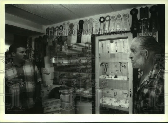 1994 Press Photo Members of Cage Bird Club with award ribbons, Hoosic, New York - Historic Images