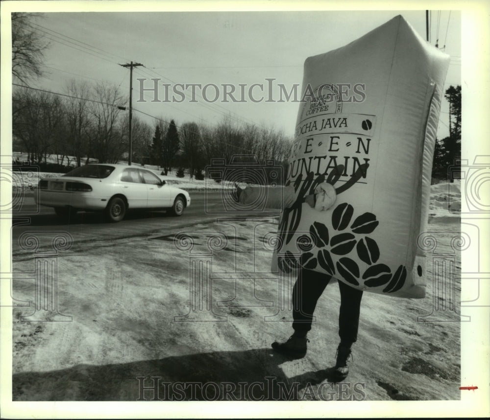 1994 Press Photo Green Mountain Coffee mascot hitchhiking in Latham, New York - Historic Images