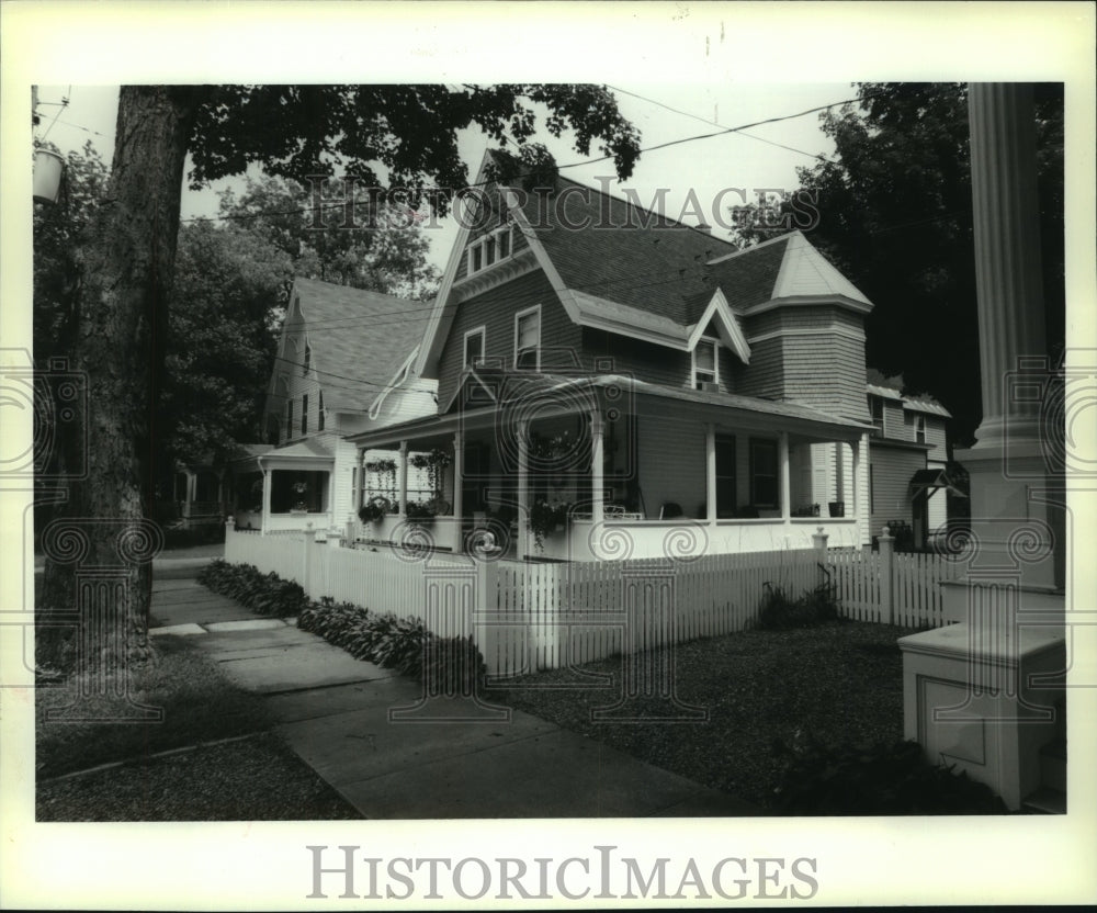 1994 Press Photo Home on Circular Street in Saratoga Springs, New York - Historic Images