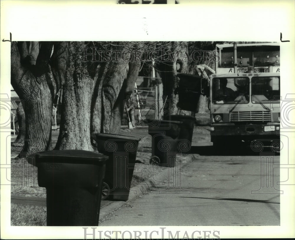 1995 Press Photo Troy, New York city garbage truck emptying bins along city road - Historic Images