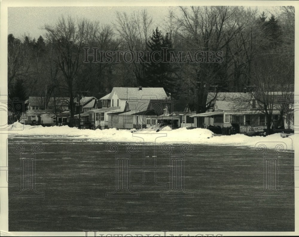 1984 Press Photo Ice piled up by wind along shores of Saratoga Lake in New York - Historic Images