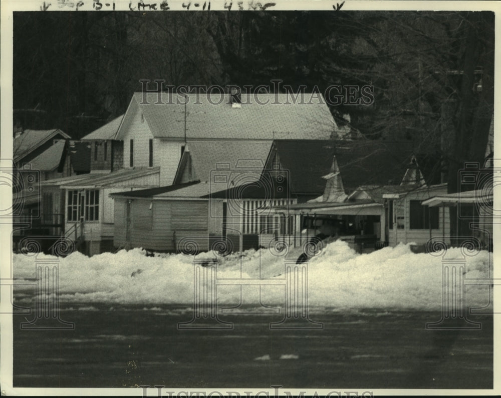 1984 Press Photo Ice piled up by wind along shores of Saratoga Lake in New York - Historic Images