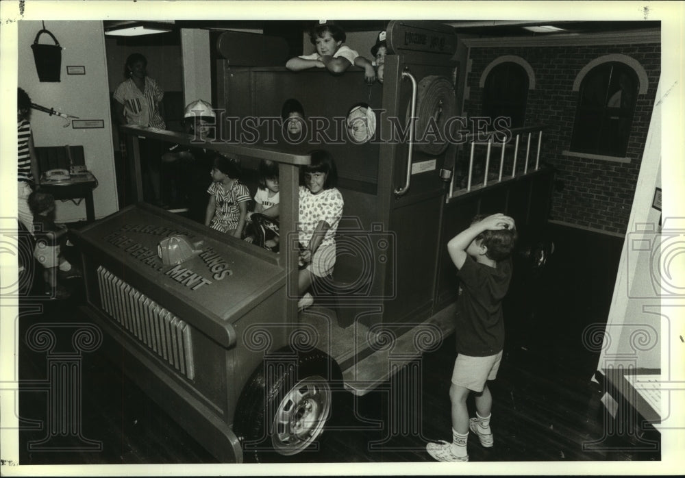 1990 Press Photo Fire department display at Saratoga, New York Children&#39;s Museum - Historic Images