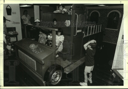 1990 Press Photo Fire department display at Saratoga, New York Children's Museum - Historic Images