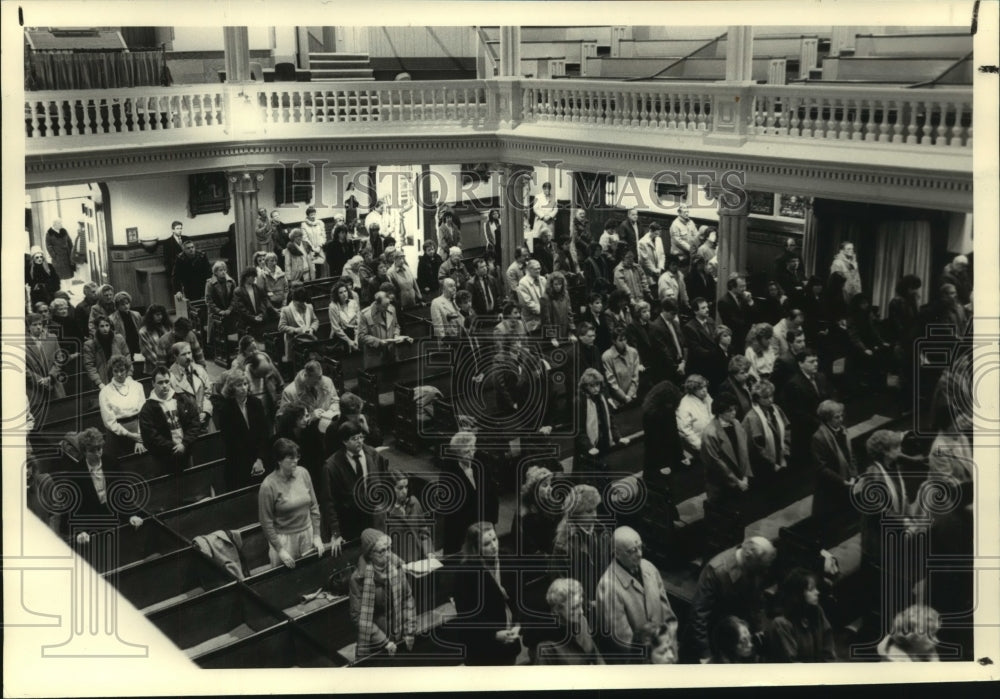 1988 Press Photo Noontime mass at St. Mary's church in Albany, New York - Historic Images