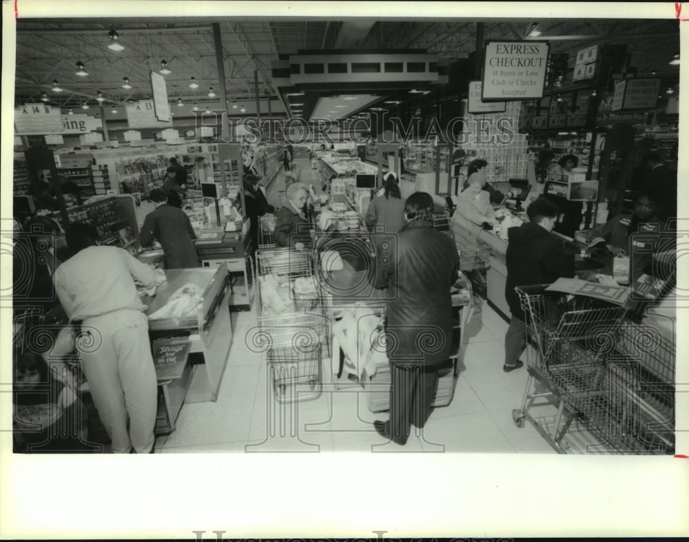 1995 Press Photo Shoppers stock up before storm at Colonie, New York grocery - Historic Images