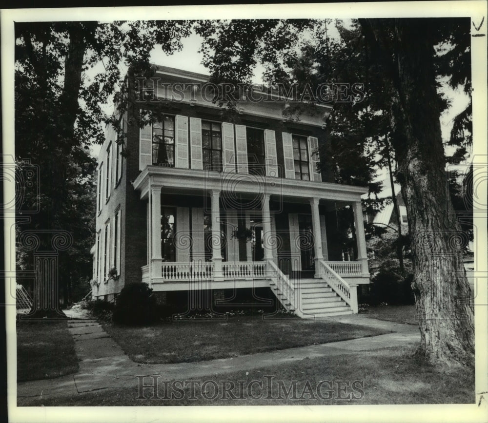 1990 Press Photo Home on North Broadway in Saratoga Springs, New York - Historic Images