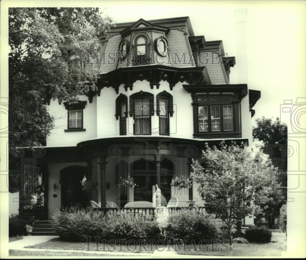 1994 Press Photo Home on North Broadway in Saratoga Springs, New York - Historic Images