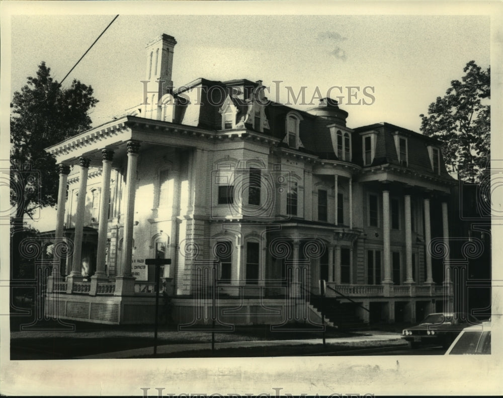 1984 Press Photo The Adirondack on Franklin Square in Saratoga Springs, New York - Historic Images