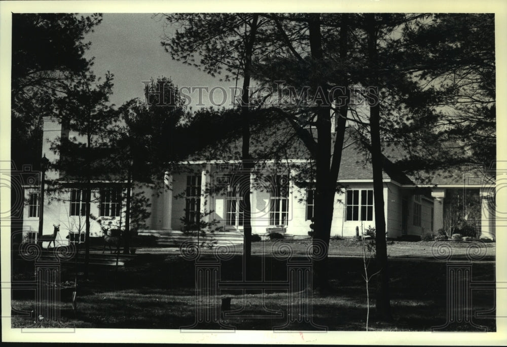 1990 Press Photo Home on Meadowbrook Drive in Saratoga Springs, New York - Historic Images