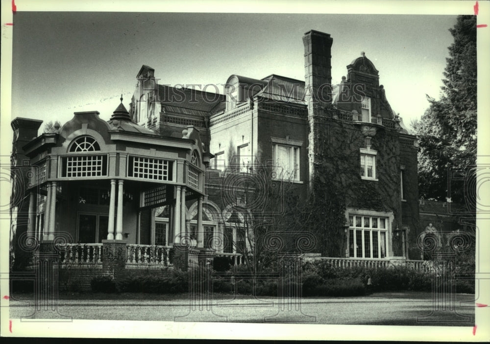 1990 Press Photo Home on Broadway in Saratoga Springs, New York - tua05463 - Historic Images