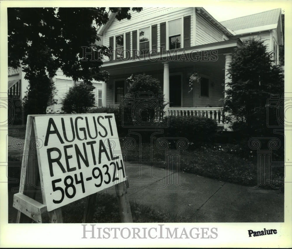1992 Press Photo Sign advertising home rental in Saratoga Springs, New York - Historic Images