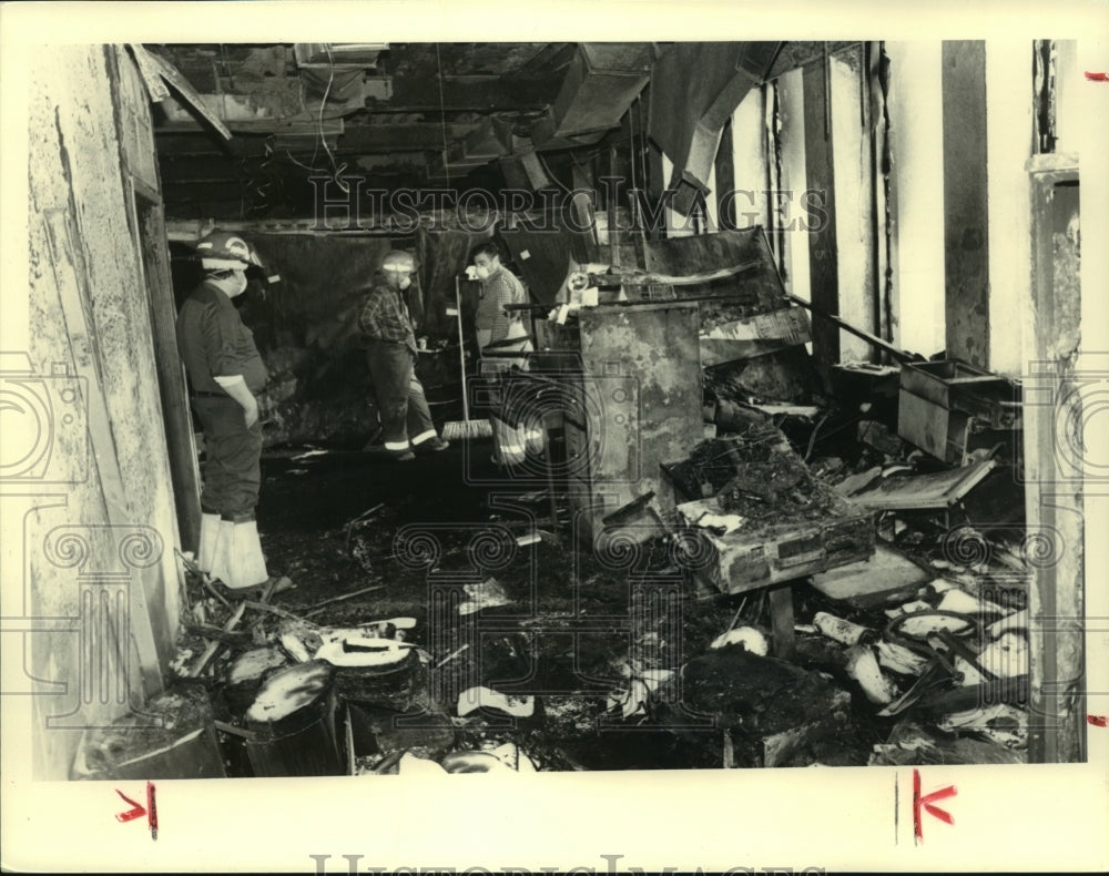 1986 Press Photo Firefighters survey damage to Agency building, Albany, New York - Historic Images