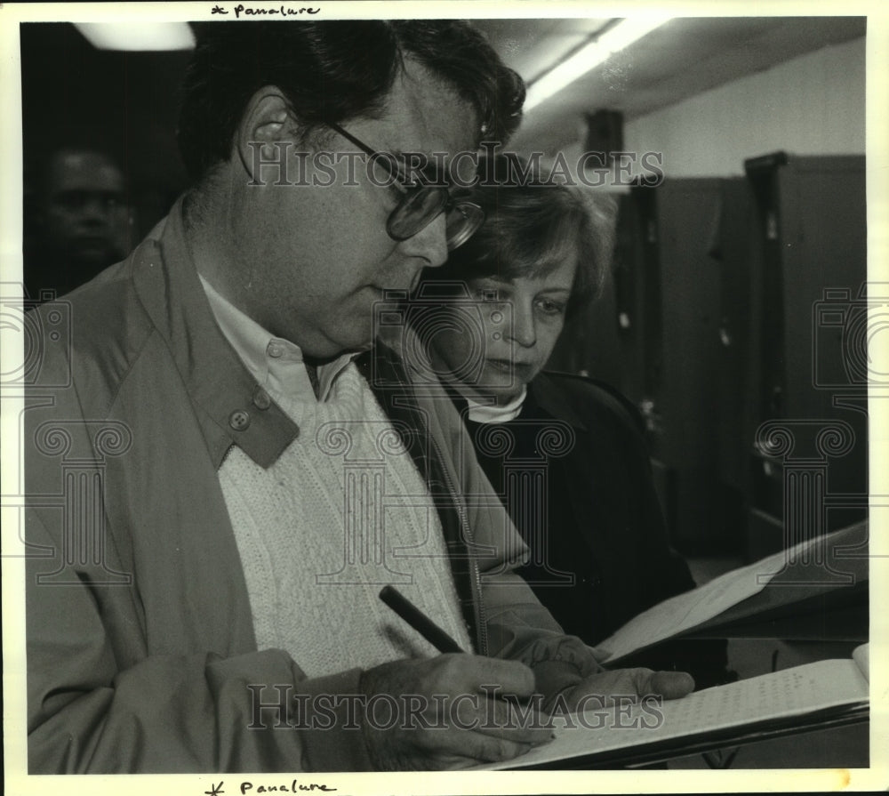 1991 Press Photo John McEneny &amp; wife check voting tallies, Albany, New York - Historic Images