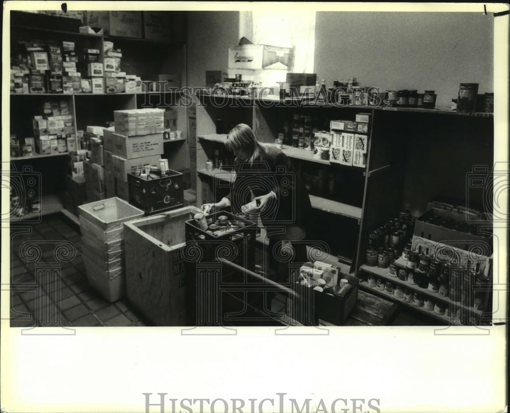 1989 Press Photo Dawn Primeau, Coordinator of the Food Pantries, Food Pantry - Historic Images