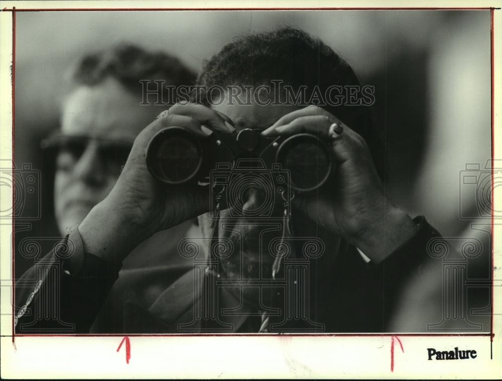 1992 Press Photo Nebraska Brace uses binoculars at Saratoga Race Course - Historic Images