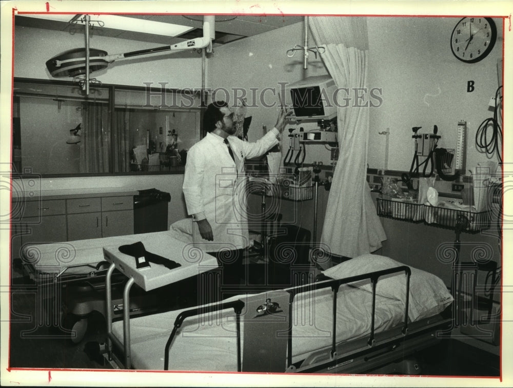 1991 Dr Richard Salluzzo in new emergency department, Albany Medical - Historic Images