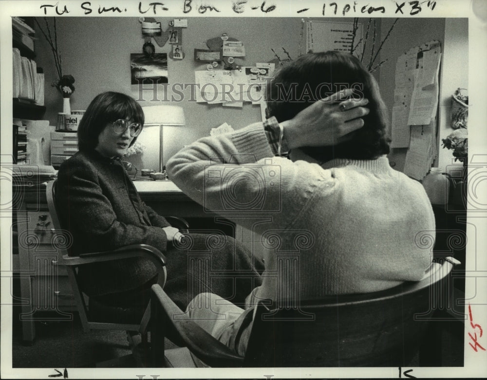 1983 Press Photo Happy Woodley &amp; Therapist, Rensselaer County Building, New York - Historic Images