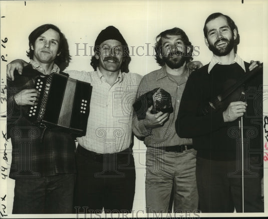 1977 Press Photo Yuletide band Nowell Sing We Clear members - tua05585- Historic Images