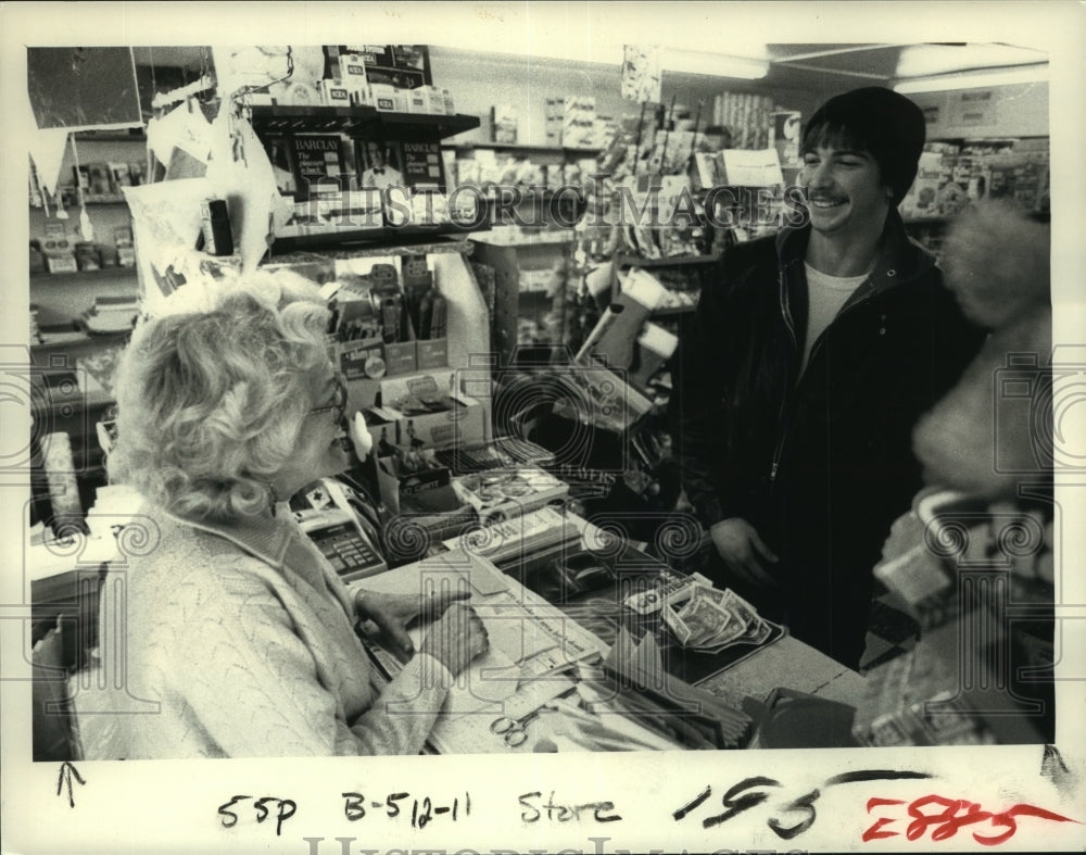 1983 Press Photo Customer buying candy at Woodruff&#39;s Store in Westerlo, New York - Historic Images