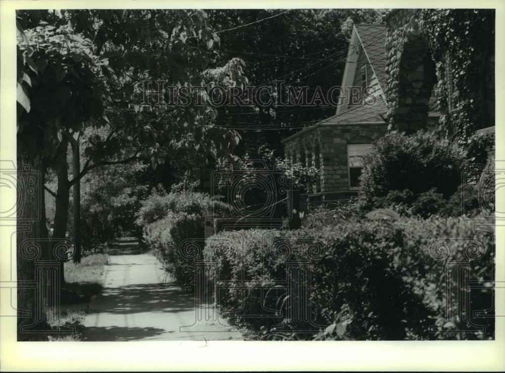 1994 Press Photo Saratoga Springs, View along Perry Street in Saratoga&#39;s little - Historic Images