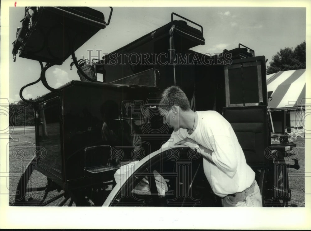 1993 Press Photo John Landau cleans antique carriage at Saratoga, NY stables - Historic Images