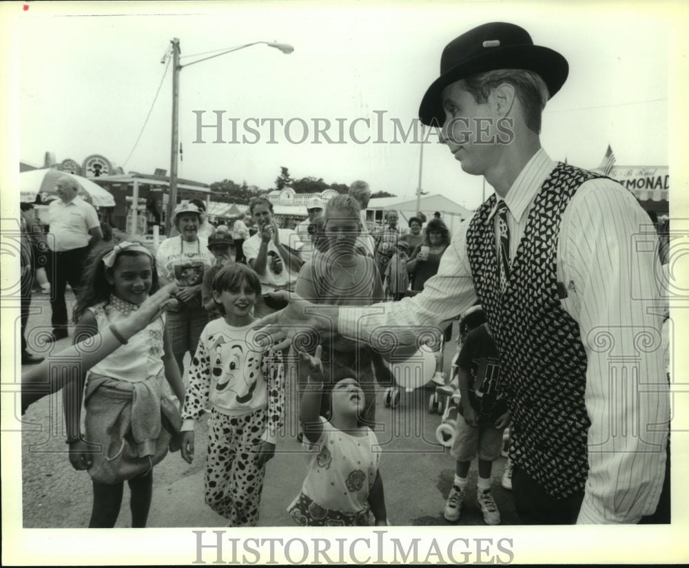 1993 Press Photo Randy Burns entertaining children at Saratoga, NY County Fair - Historic Images