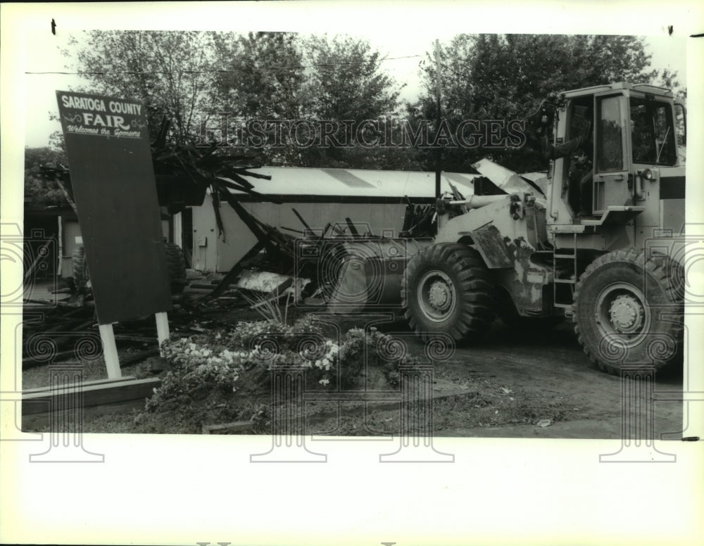 1994 Press Photo Workers demolish fire damaged 4H building, Ballston Spa, NY - Historic Images