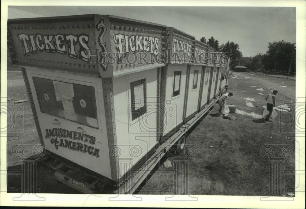 1991 Press Photo Men clean up Saratoga County Fairgrounds near ticket booths - Historic Images