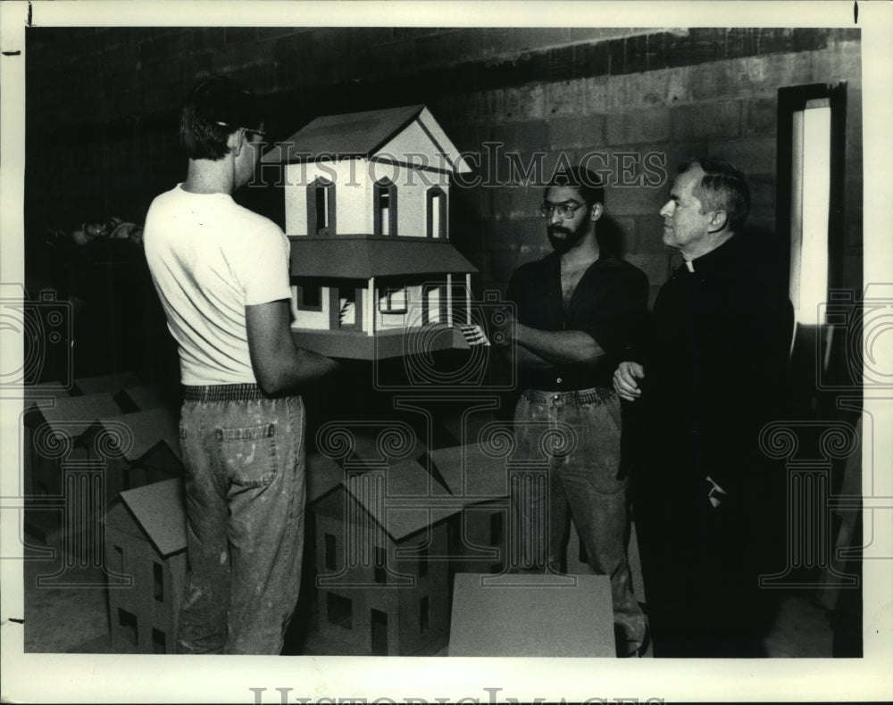 1989 Press Photo Inmates with dollhouse they built at Saratoga County Jail, NY - Historic Images