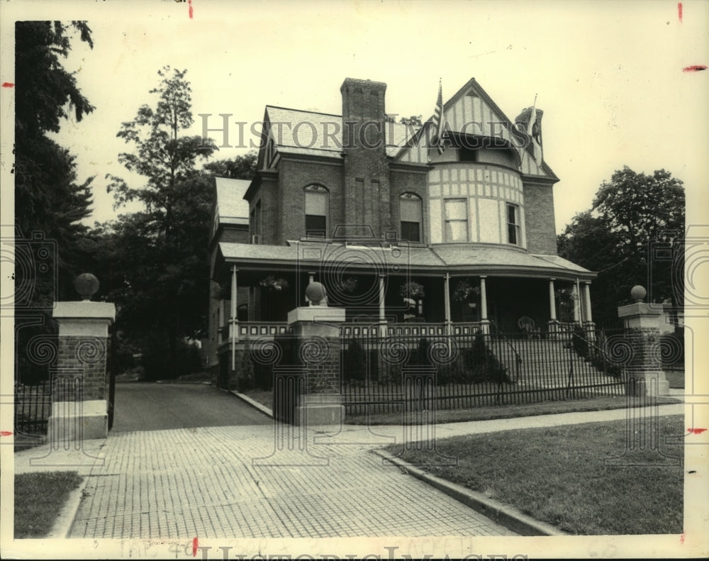 1985 Press Photo Home on North Broadway in Saratoga Springs, New York - Historic Images