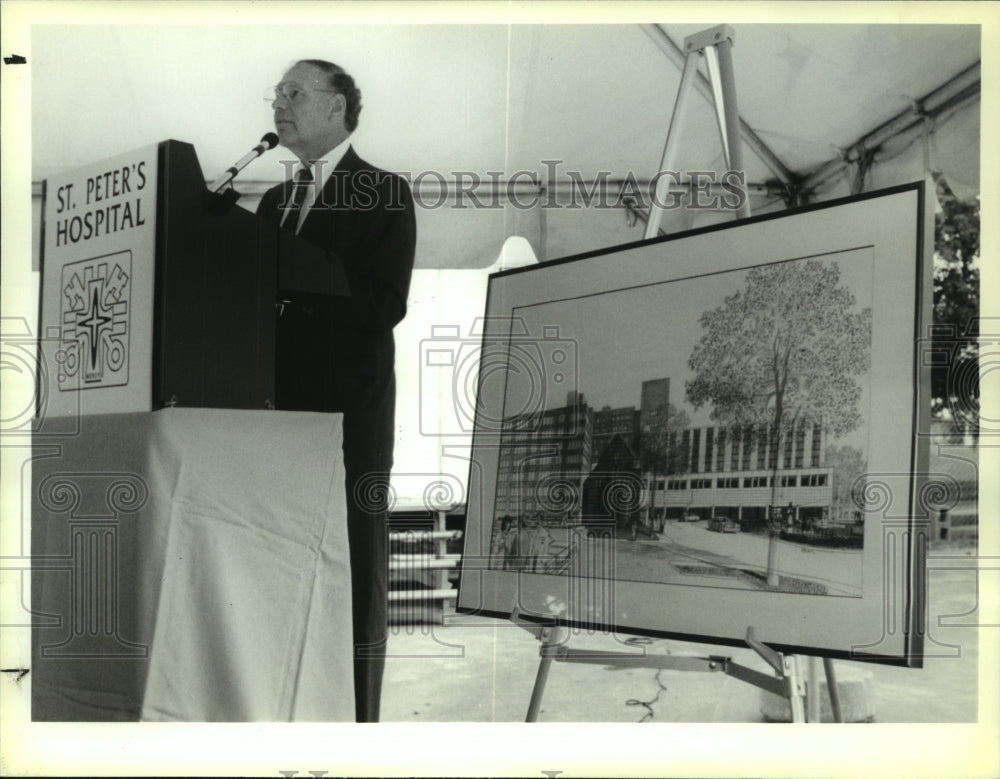 1993 Press Photo Marvin Freedman speaks at St Peter's Hospital in Albany, NY - Historic Images