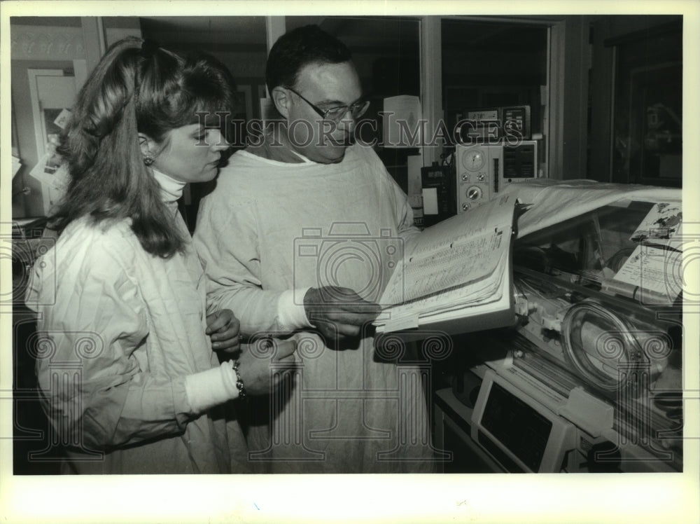 1993 Press Photo Doctor &amp; Nurse study chart at St Peter&#39;s Hospital, Albany, NY - Historic Images