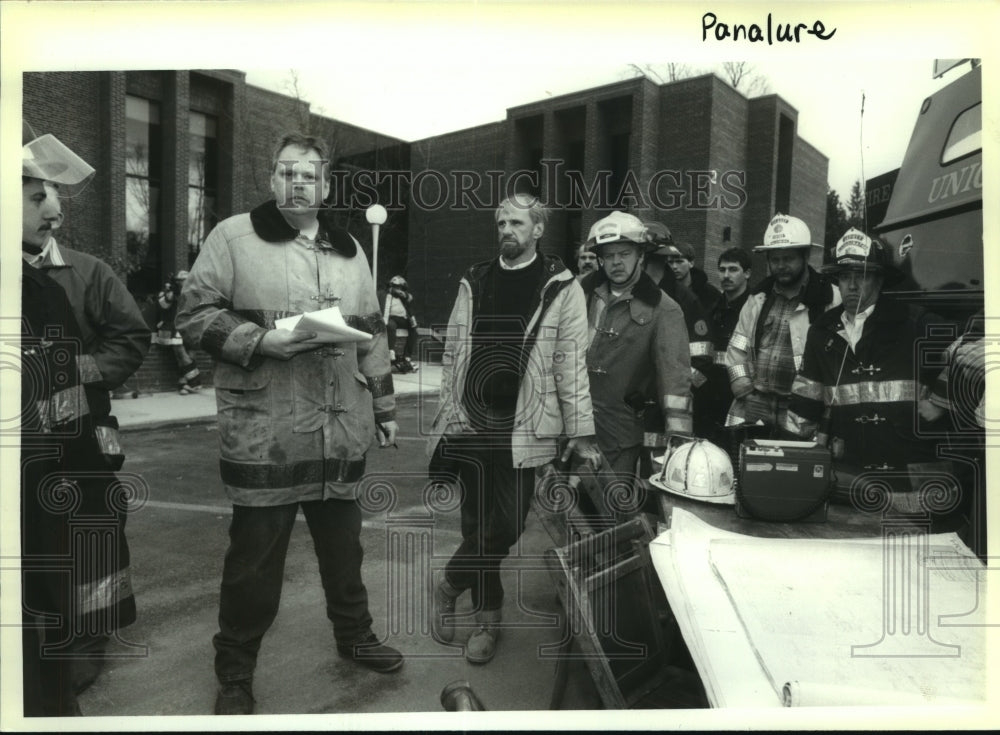 1992 Press Photo Saratoga County Complex Evacuated &amp; Fire Chief Dictating - Historic Images