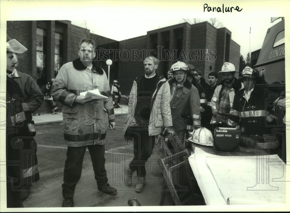 1992 Press Photo Saratoga County Complex Evacuated & Fire Chief Dictating - Historic Images