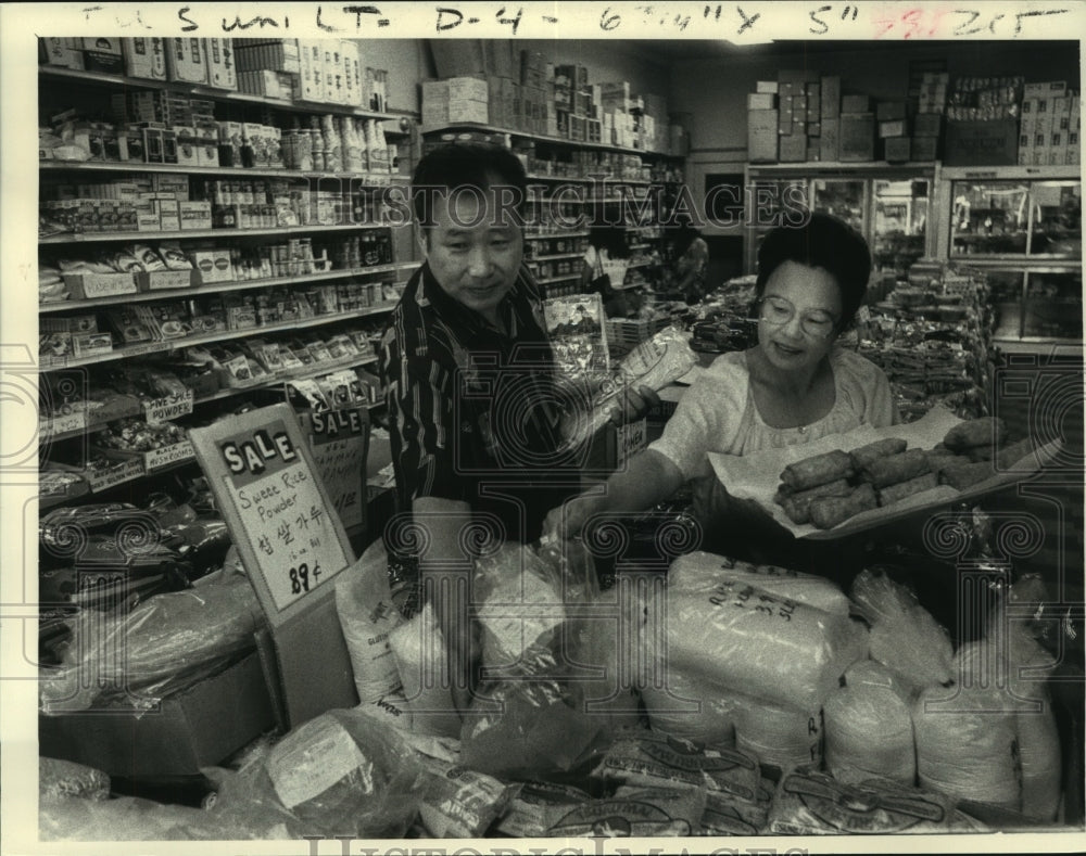 Press Photo Mr. &amp; Mrs. Paul Kim, owners of Kim&#39;s Shoppe in Colonie, New York - Historic Images