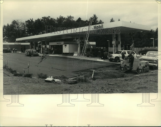 1988 Press Photo Construction of Mobil Gas station in Albany, New York - Historic Images