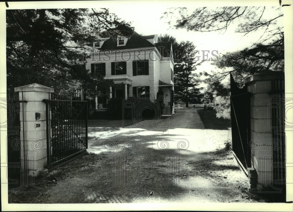 1990 Press Photo 249 Clinton Street, Saratoga Springs, exterior of home for tour - Historic Images