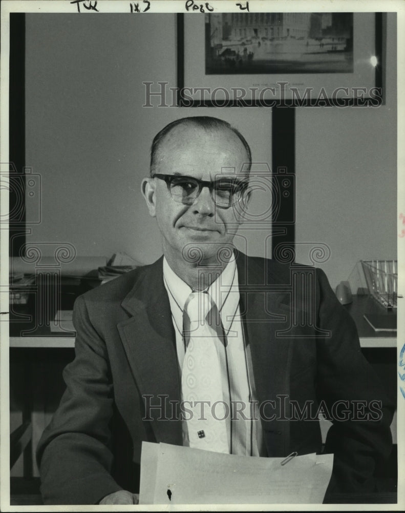 1971 Press Photo Paul R. Young poses in his office - tua05774 - Historic Images