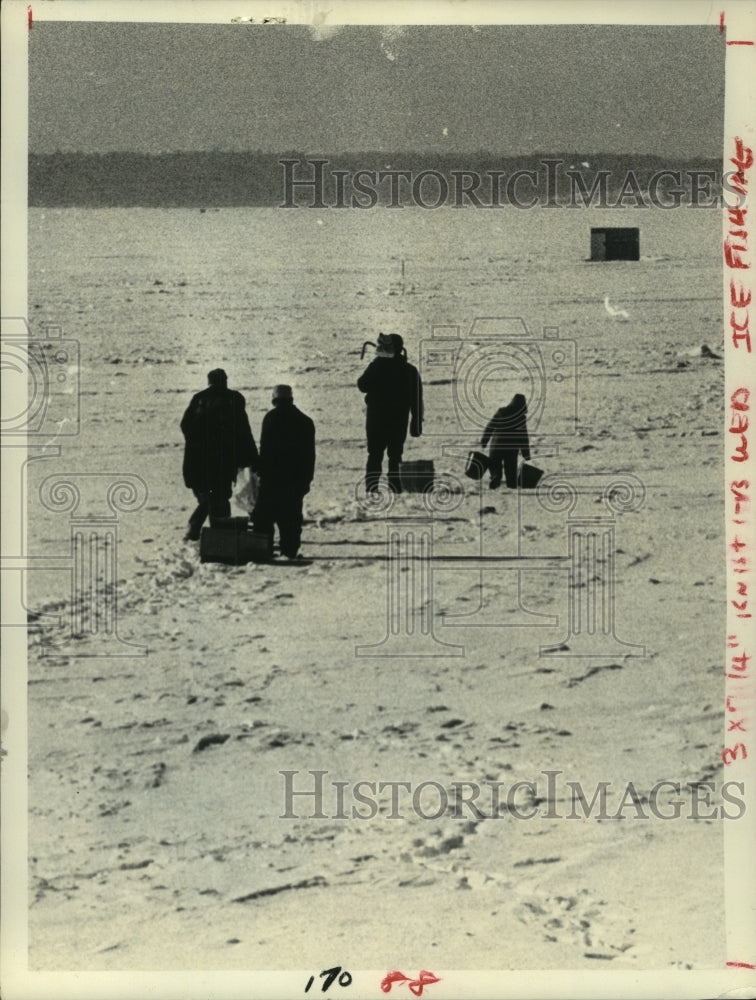 1975 Press Photo Saratoga Lake, Ice Fisherman on way to ice shanty, Fishing-Historic Images