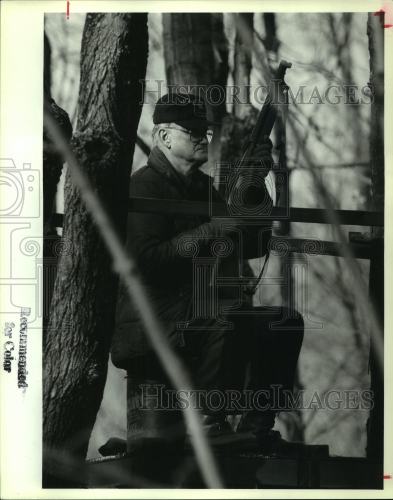 1992 Press Photo Collin Bursey hunts from tree stand in Albany County, New York - Historic Images