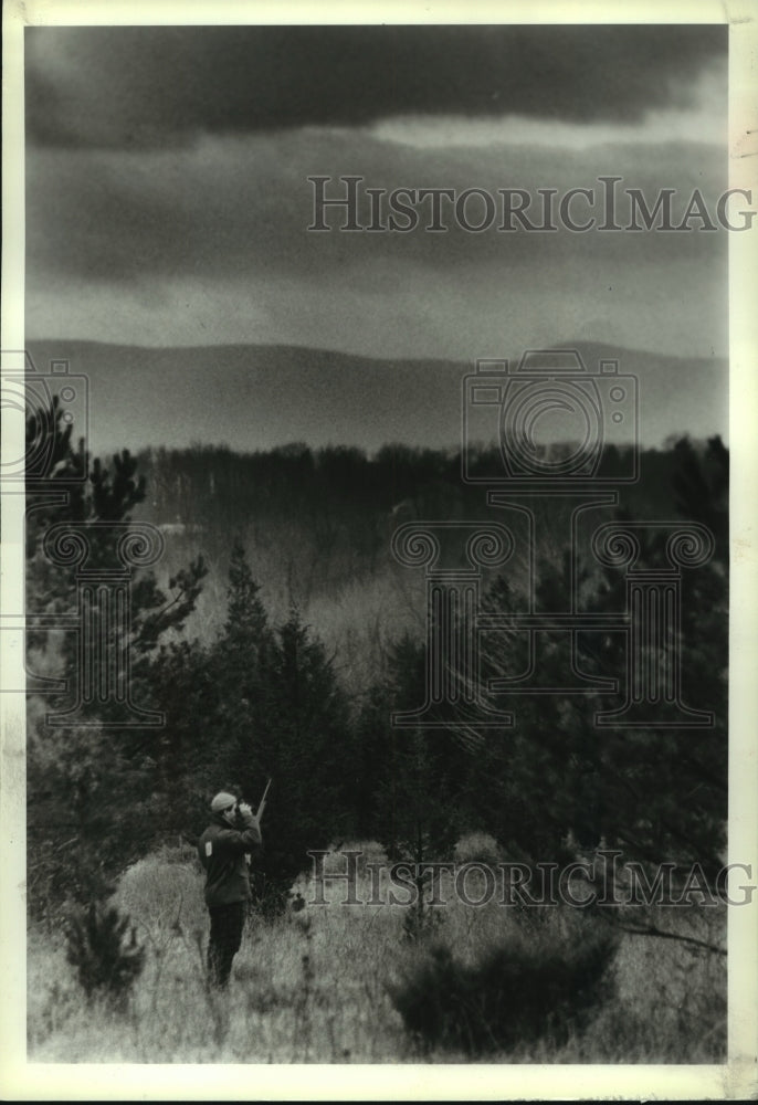 1989 Press Photo Ed Pessolano hunts deer in woods near Westerlo, New York - Historic Images