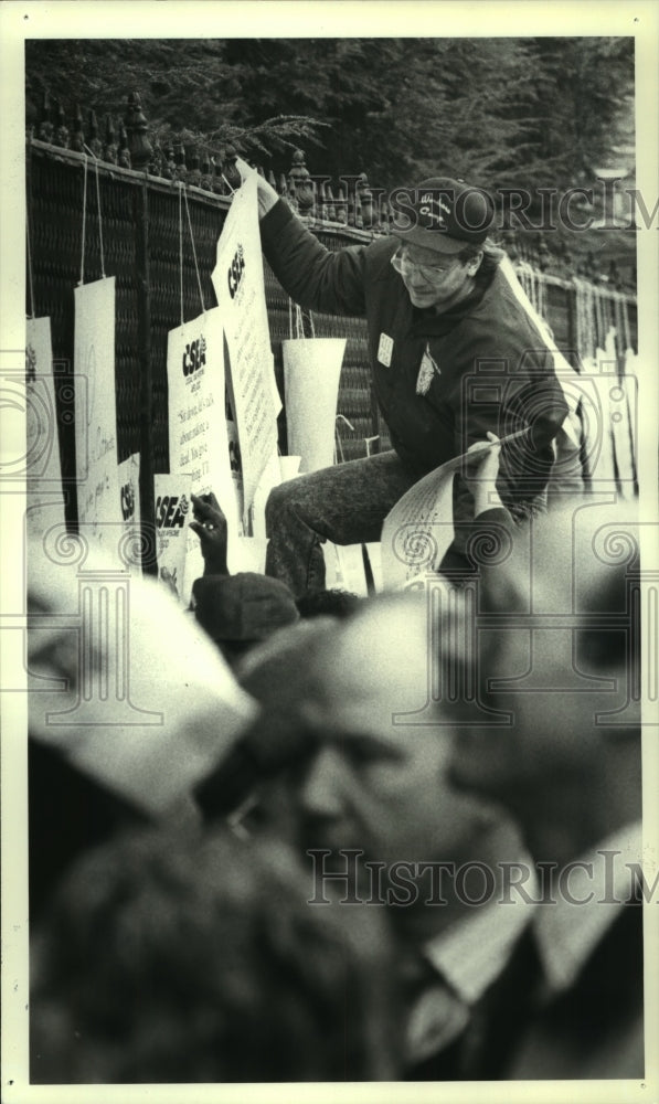 1991 Press Photo New York State Employees union rally at Governor's mansion - Historic Images
