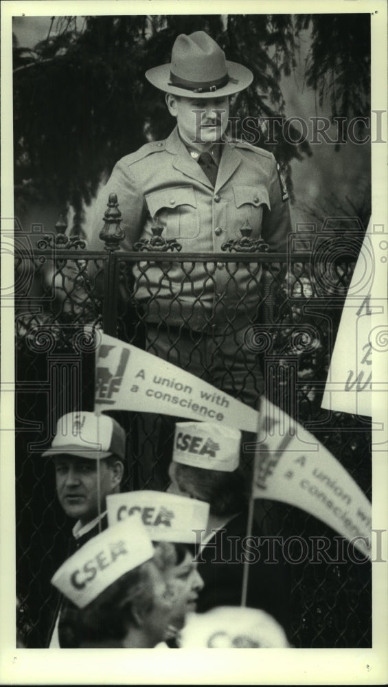 1991 Press Photo New York State Employees union rally at Governor's mansion - Historic Images