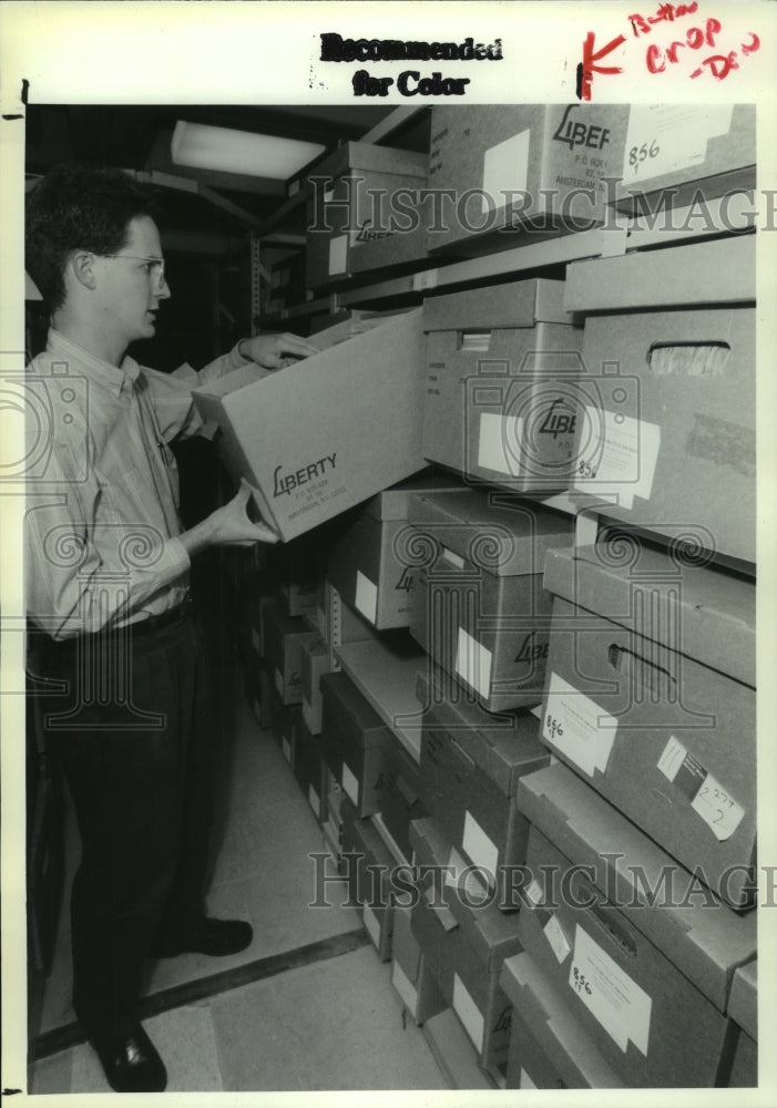 1992 Press Photo San Linke searches files at the New York State Archives, Albany - Historic Images
