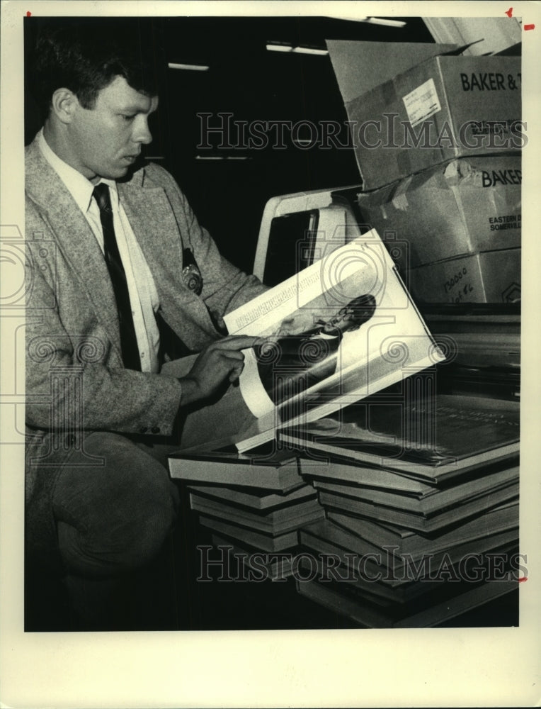 1986 Press Photo Detective Clark returns stolen books to New York State library - Historic Images