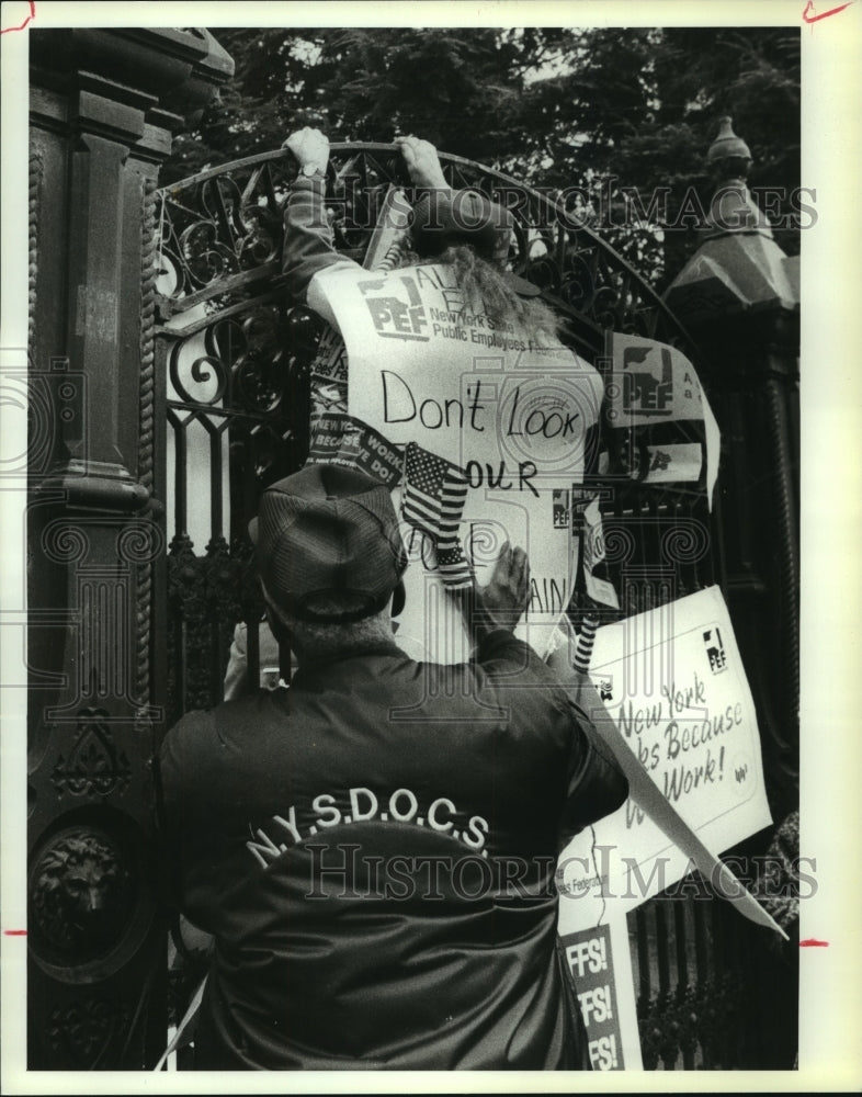 1991 Press Photo New York State Employee Union rally at Governor's mansion - Historic Images