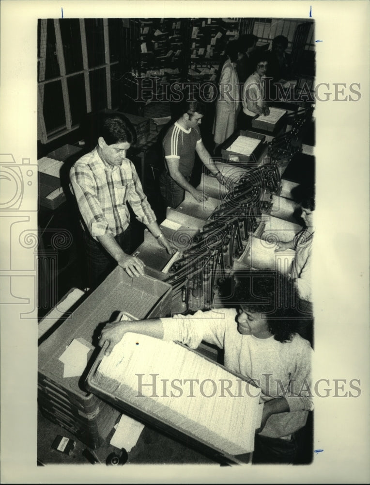 1986 Press Photo New York State Tax Department staff sorts incoming mail - Historic Images