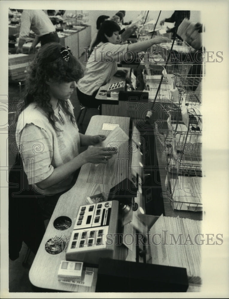 1985 Press Photo Wendy Austin uses APEX RED extraction machine, State Tax Bureau - Historic Images